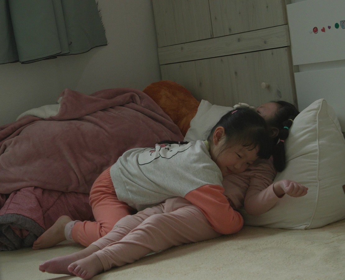 해나를 안아주는 유나